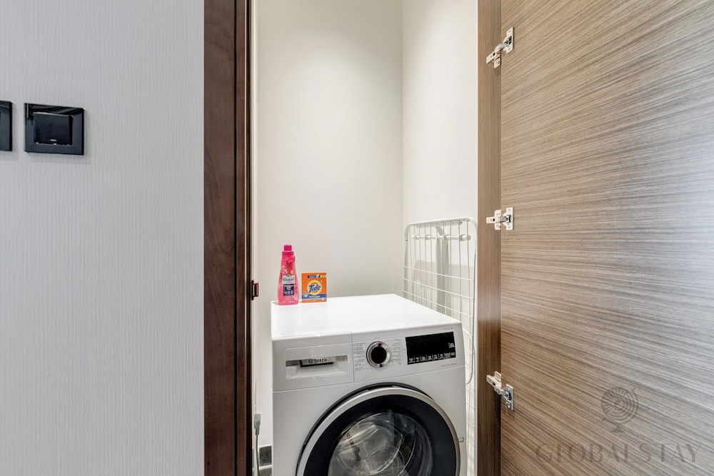 GLOBALSTAY. The Crest Tower C Apartments