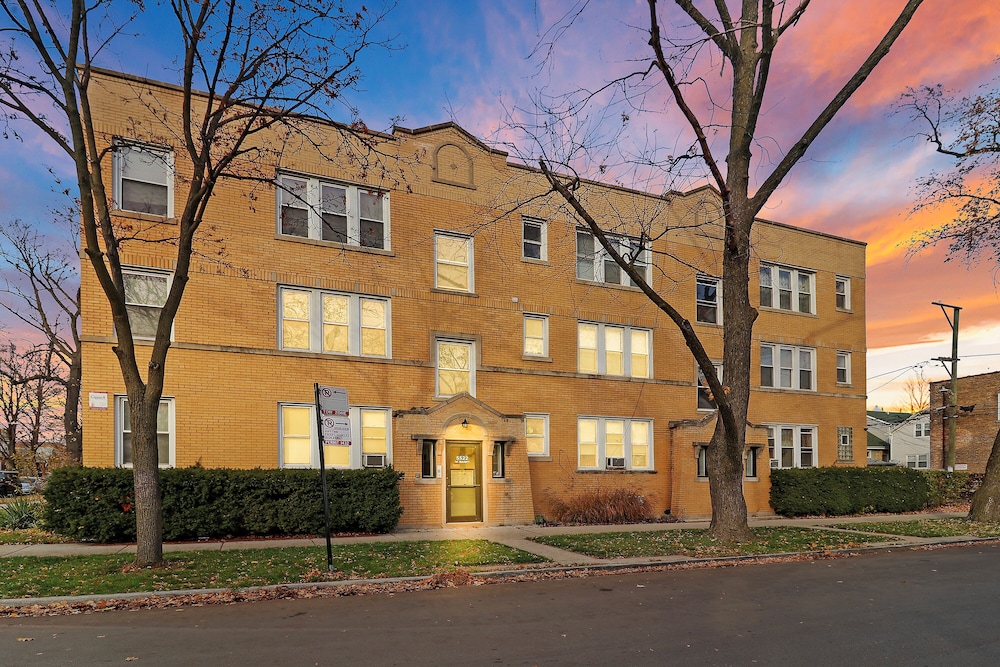 1BR Airy Apt- Barry 2