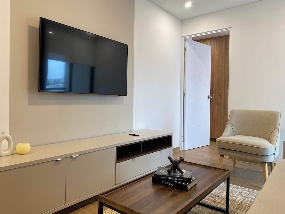w Refined 1BR in the Heart of Miraflores