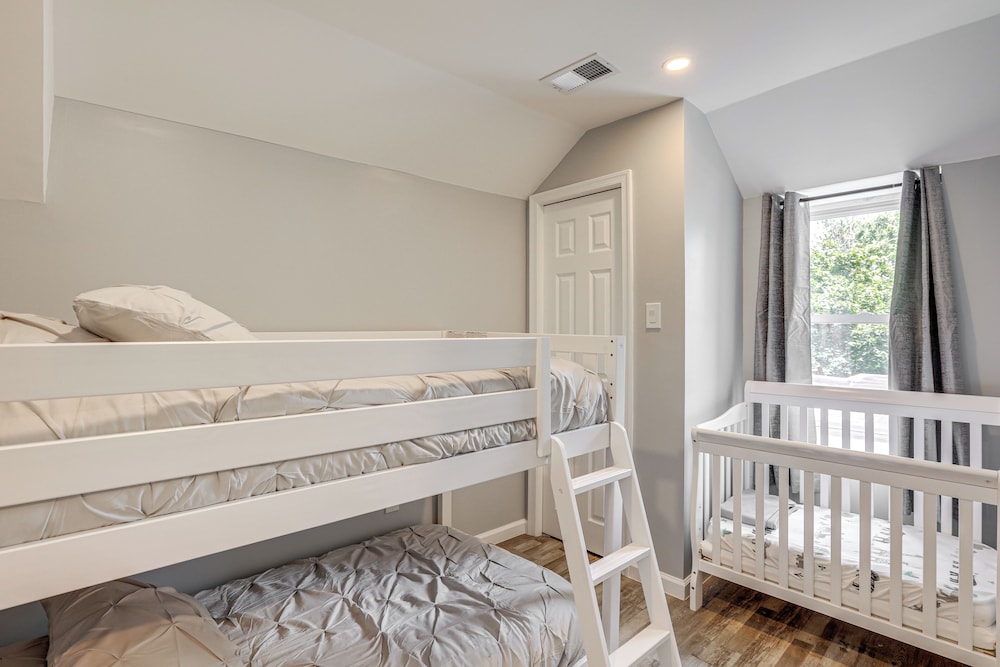 Group Getaway w/ Games & Patio in Philadelphia!