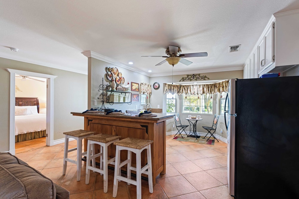 Victorian Manor In Paso Robles Wine Country + Pool, Hot Tub, Firepit, Tennis Court Sleeps 28