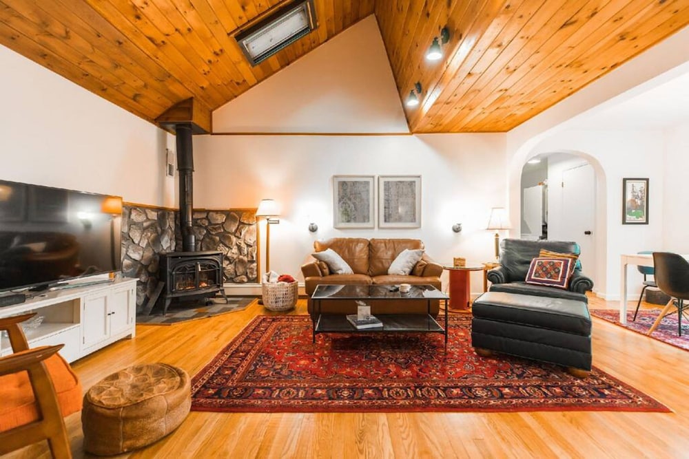 Twin Cabin I - Hot Tub Firepit Hiking Retreat