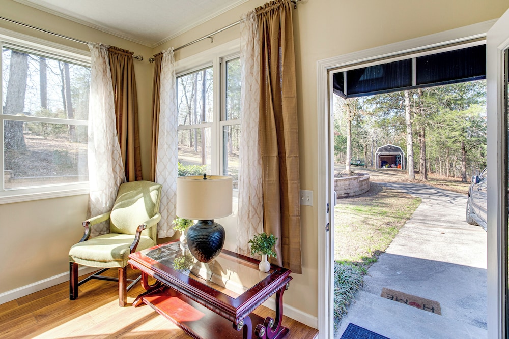 Near Lake Murray: Family Getaway w/ Screened Porch