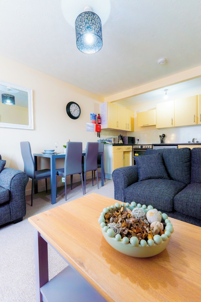 Lovely & Bright 2-Bed Apartment