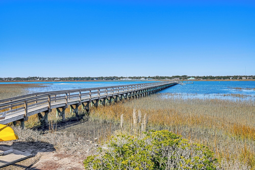Waterfront Gem w/ Balcony in Garden City