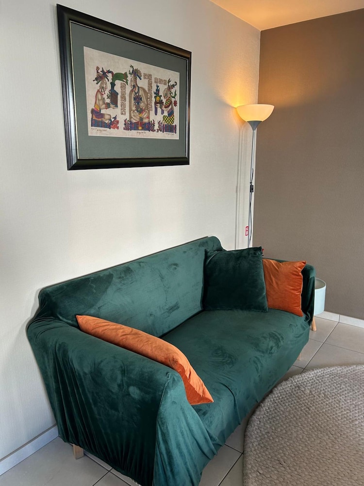 Huswell - Spacious 3-bedroom Duplex Apartment