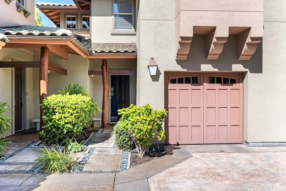 Walk to Restaurants/shopping - Excellent Golf Course Views - Private Beach Access - Vrkcv