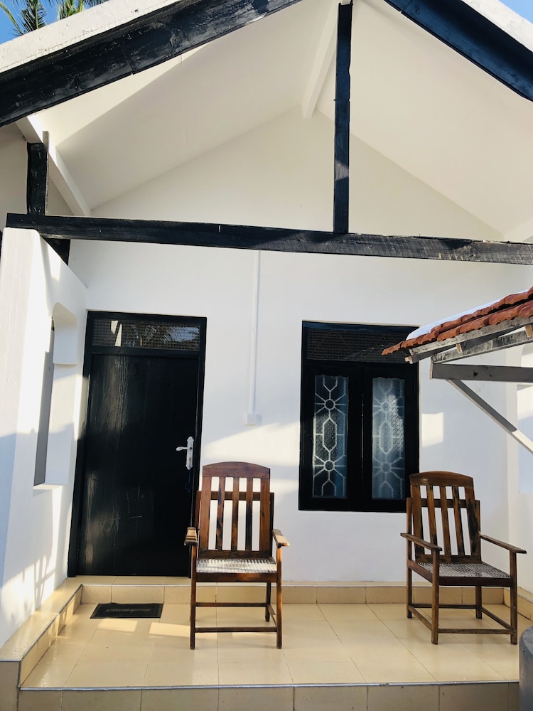 Sam's Hut Arugambay