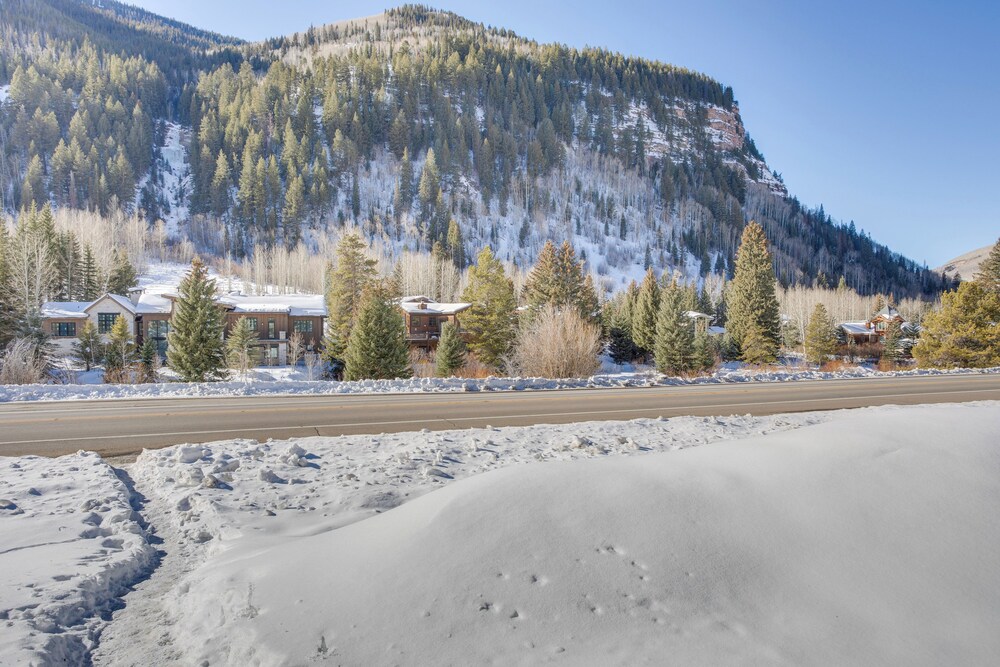 4 Mi to Vail Ski Resort: Cozy Getaway w/ Deck!