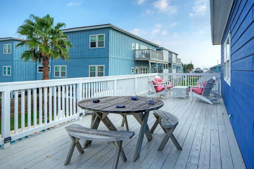 Leave of Absence Luxe Coastal Stay w Pool Outdoor Dining Minutes to Beach