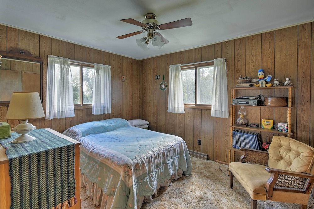 Walk to Green Lake & Beach: Cozy Cabin w/ Deck