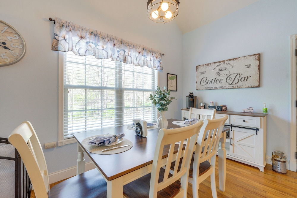 3 Mi to Hiawassee: 'berry Cute Country Cottage'