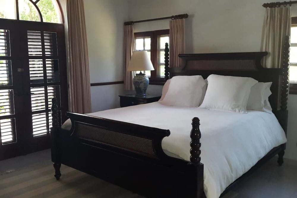 Spacious Oceanfront Villa view 4