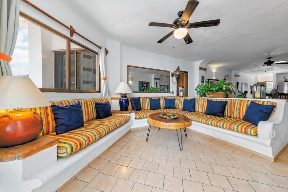 Ocean View 2Br Condo-balcony-beach-pool - 902
