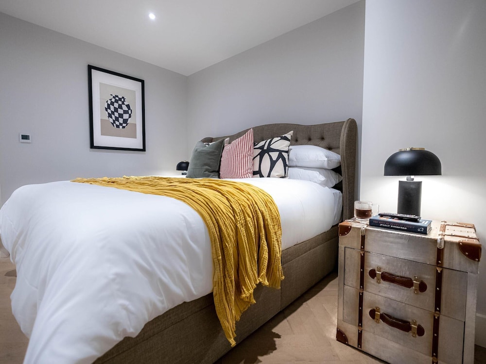 Three Bedroom Near Brick Lane by Belvilla