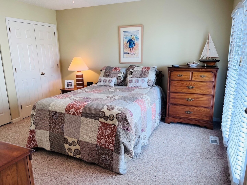 Myrtle Beach Vacations - Le Tournesol 4 Bedroom Home by RedAwning - Property Image 5