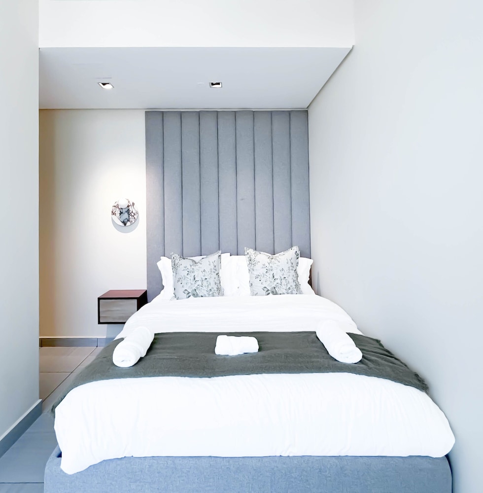Stylish 1BR With Balcony City Views O2 Tower, JVC