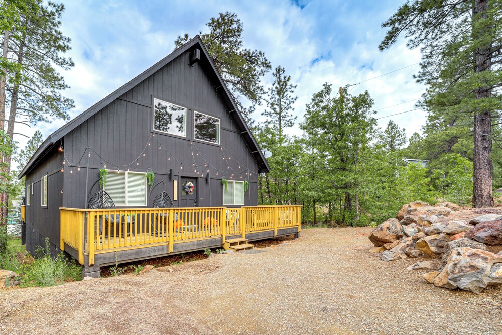 Walk to Trails: Modern Munds Park Mountain Retreat