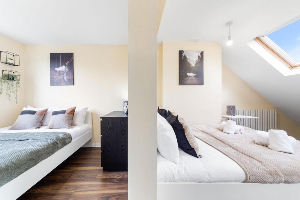 Remarkable 2 Double Bed Ensuite Room Isleworth TW7 view 2