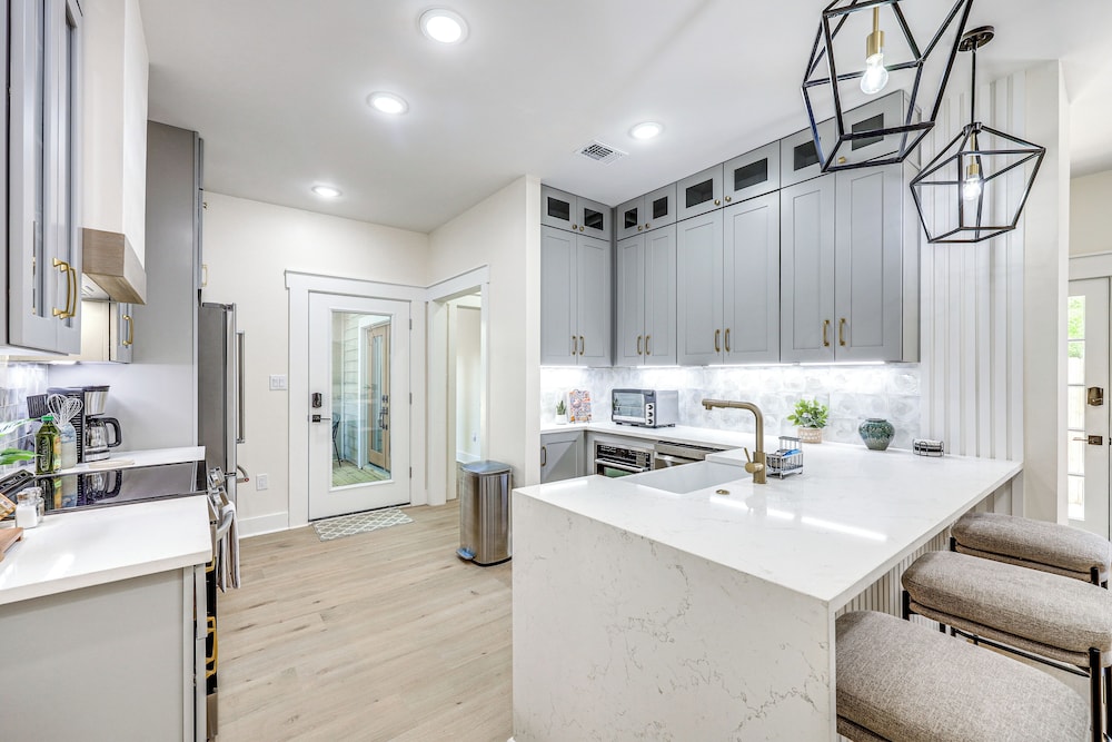 1 Mi to Dtwn: Family Home in San Antonio!