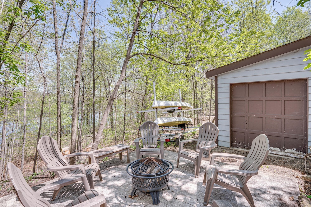 Charming Cottage: Steps to Lake Wandawega!