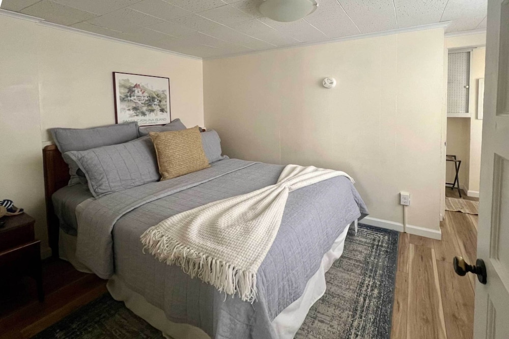 Catalina Island Cottage - Walk to Main St & Beach! view 4