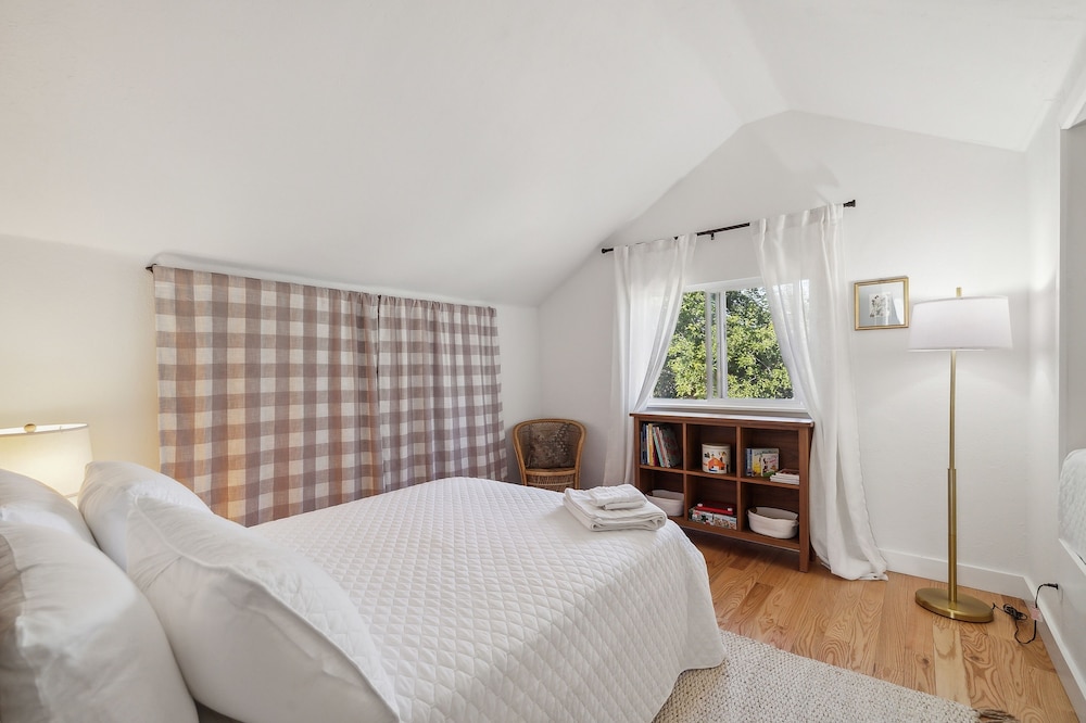 Charming Wine Country Farmhouse W/ Scenic Views 4 Bedroom Home by RedAwning - Property Image 21