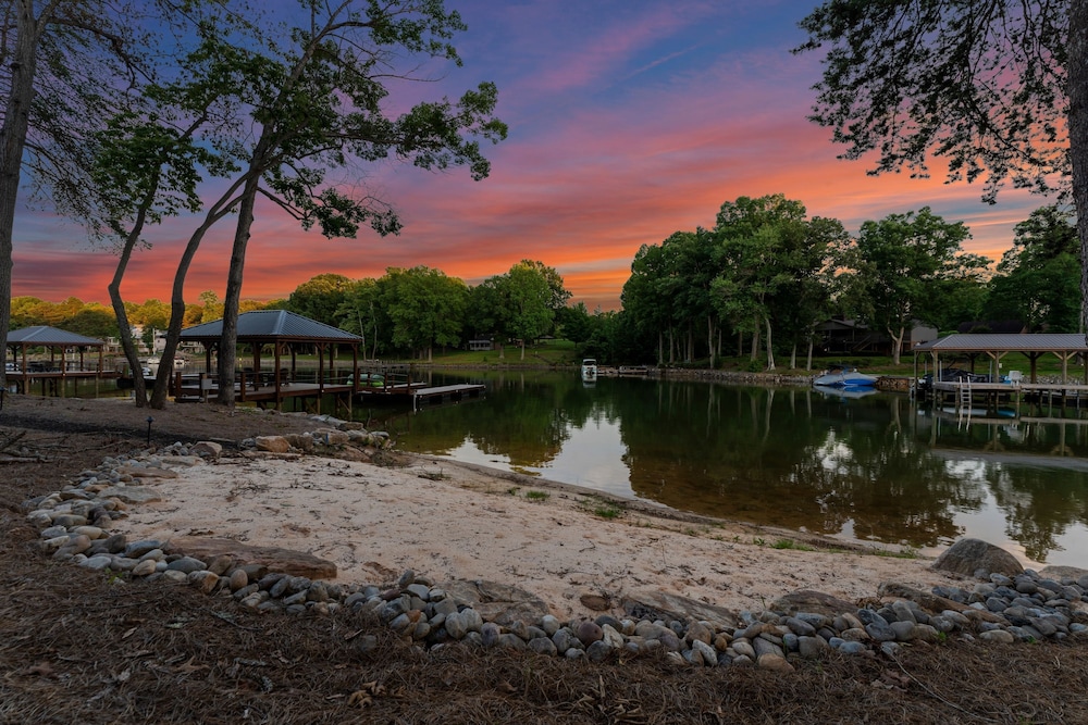 Black Bear Lodge by Avantstay Lakefront Dock Pool Theater Sleeps 20