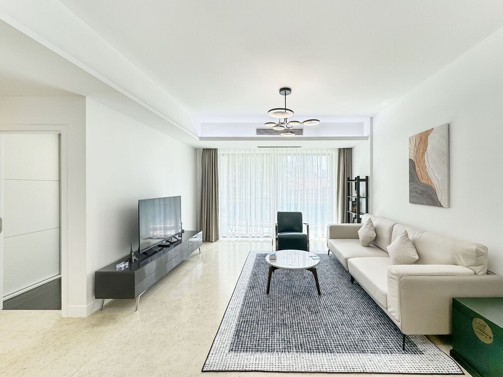 Tyms 3BR 2BA Apt West NanjingRD Line2 14