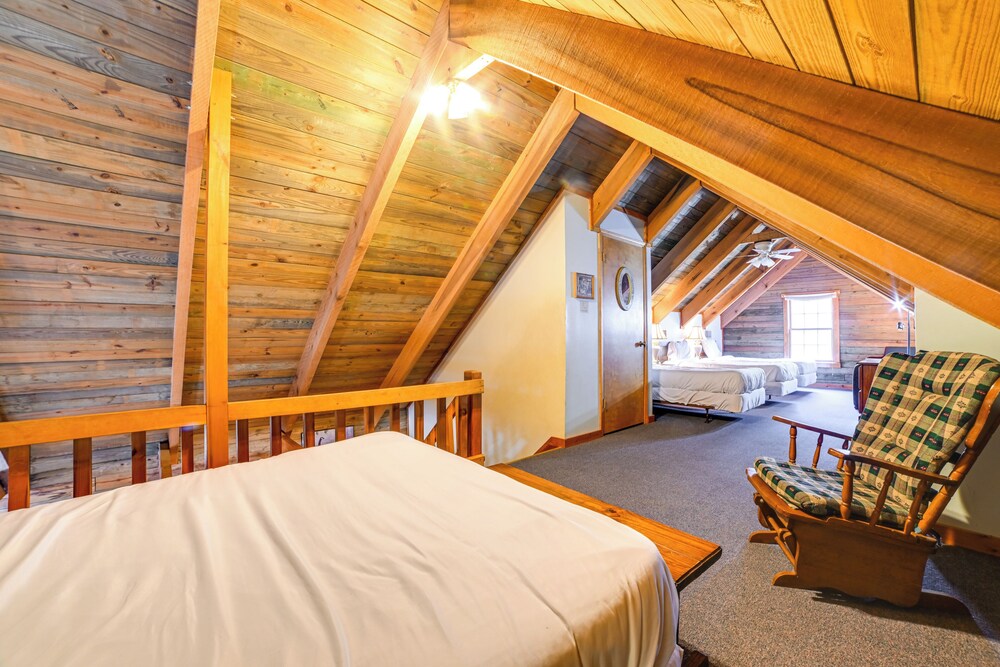Game Room & Decks: Family Cabin in Springville!