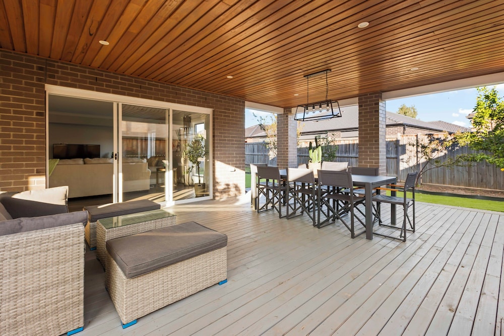 StayAU Contemporary 5BRM Families Home Point Cook