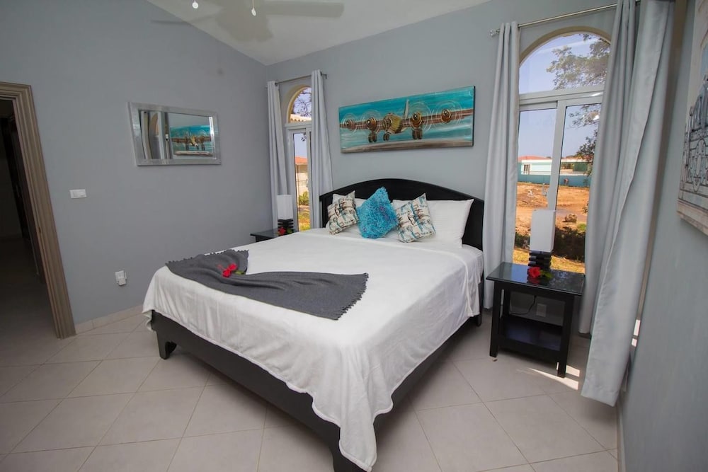 One of a Kind 6 Bedroom Luxury Villa view 4