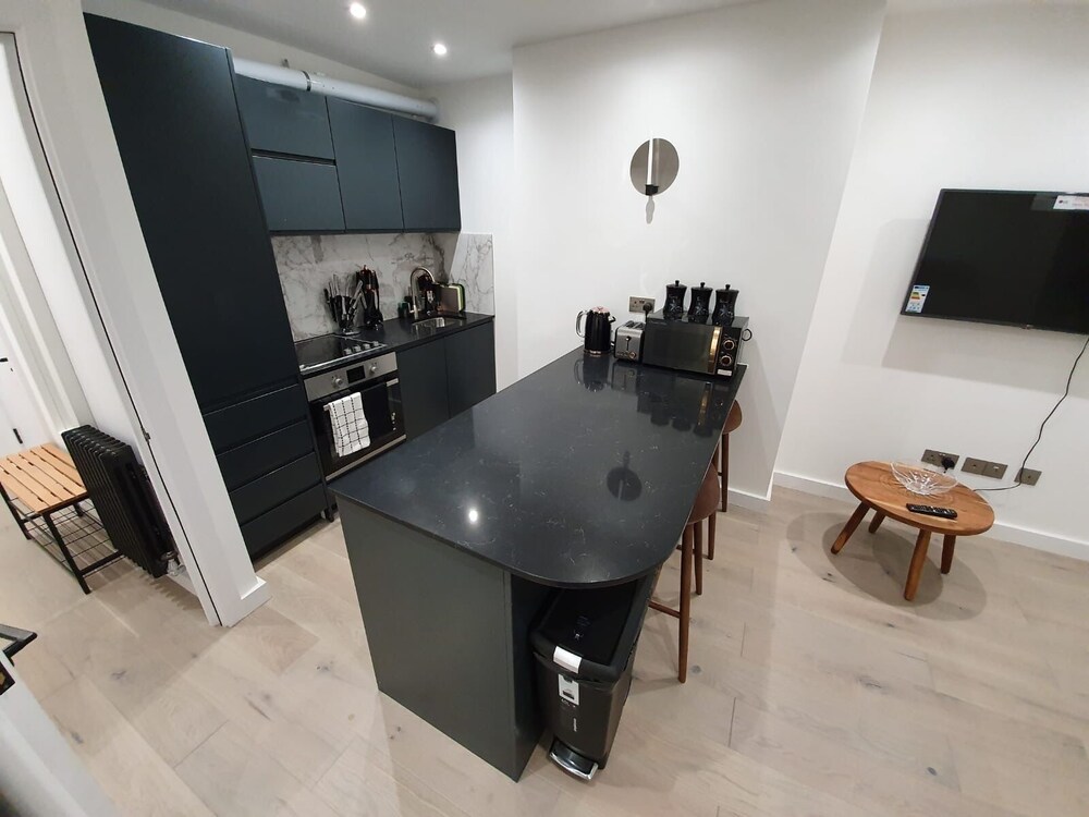 Perfect Holiday Escape - 1 and 2 Bedroom Deluxe Apartments at Liverpool Street