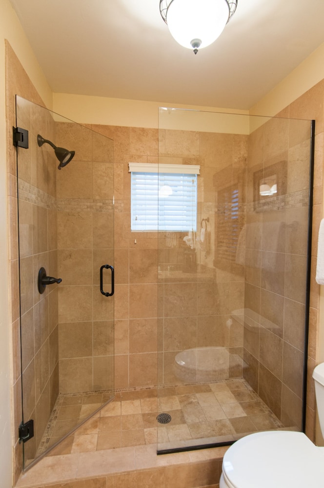 Norfolk Retreat by Avantstay Luxurious Mountain Home w/ Hot Tub view 2