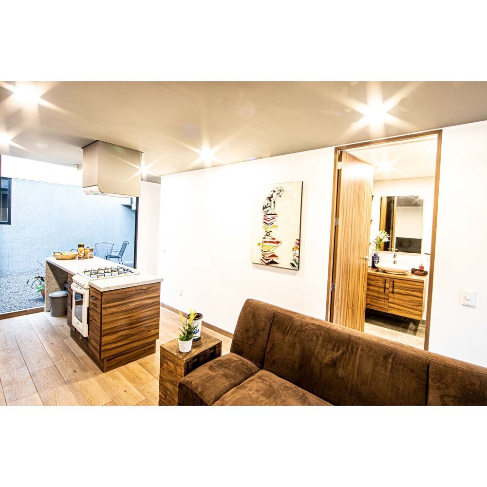 Brand New 1BDRM Private Patio Apartment 5 Stars photo 3