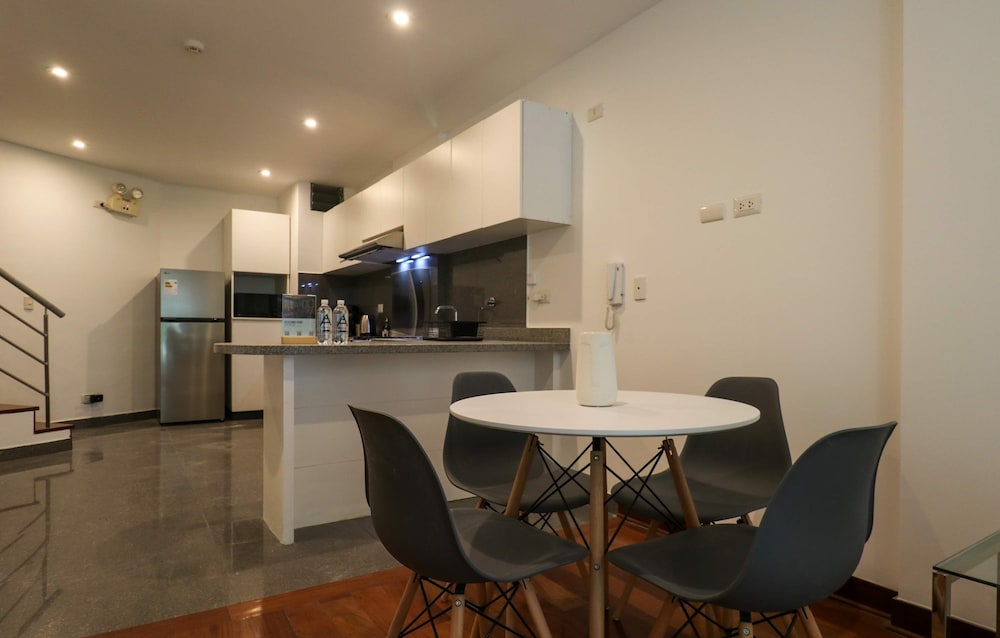 w Graceful 1BR With Balcony in Miraflores