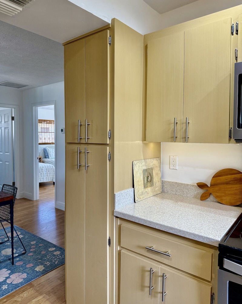 Naples Park Cottage 106th 6 Blocks Off Ocean 2 Bedroom Home