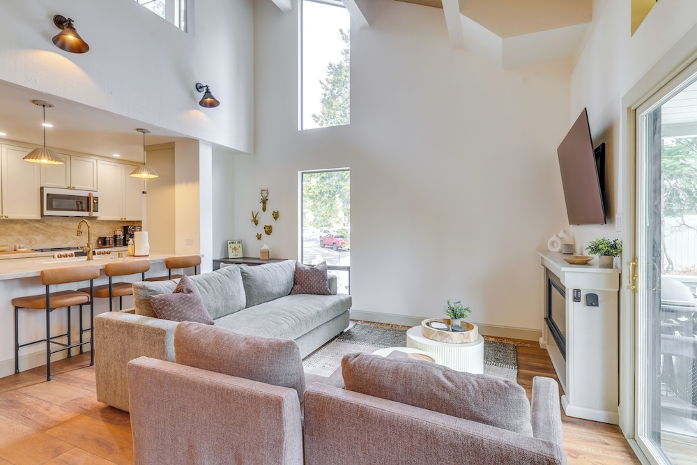 8 Mi to Northstar Slopes: Tahoe Gem w/ Fireplace