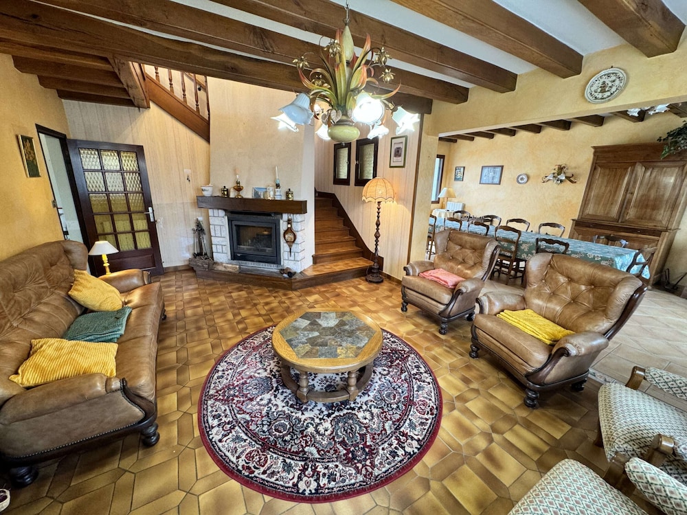 Spacious Group Stay Near Le Mans Circuit