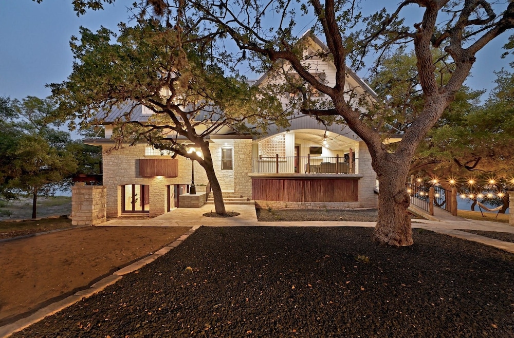 Luxury Lakefront Escape on Lake Travis
