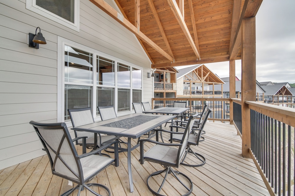 Table Rock Lake View & Games Galore: Family Lodge