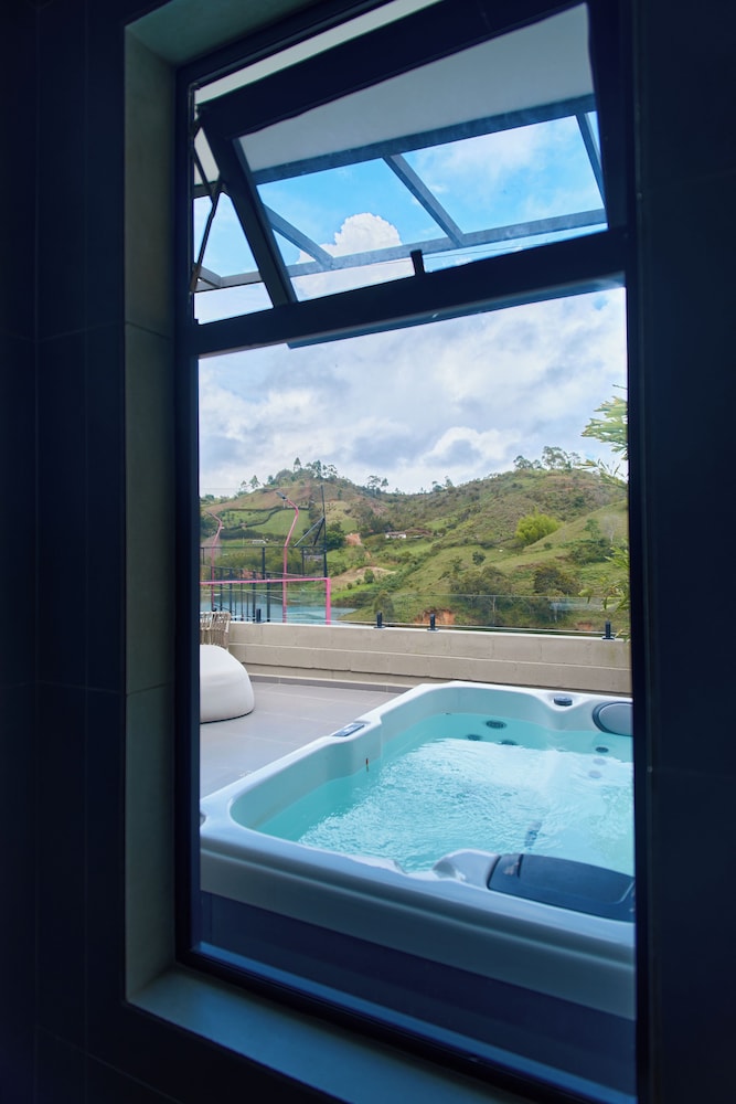 Roka Hotel