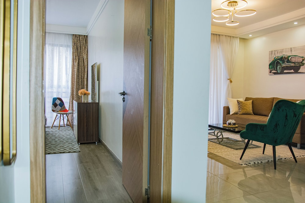 Moonlight Manor by Edmor Suites.