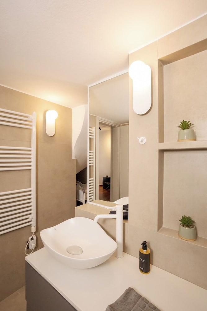 Demmi Central 2BR Designer Apt