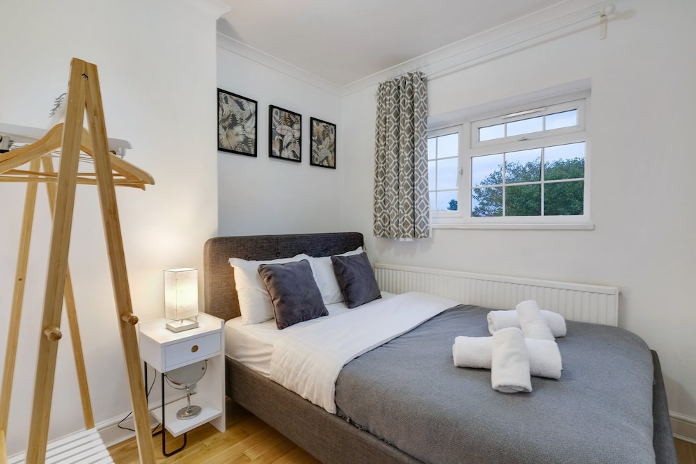Modern 4 Bedroom Hse Garden in Feltham