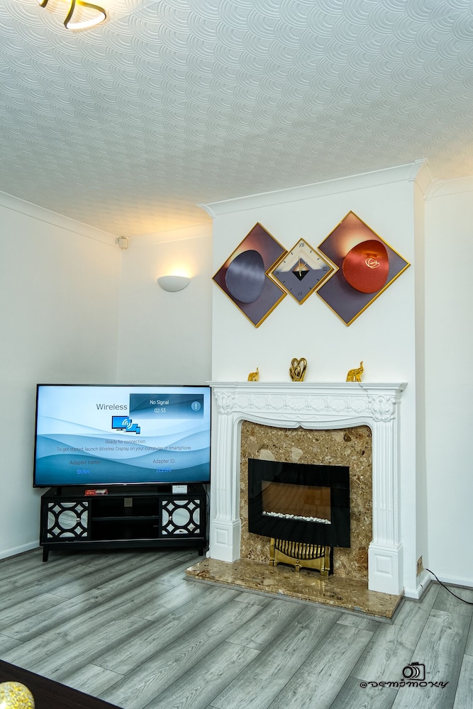 Walsall Vacations - Cosy Home With Private Parking - Property Image 9