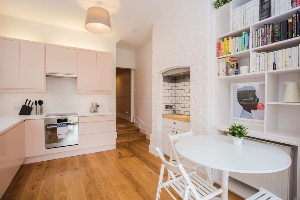 Stylish & Modern 3 Bed Flat in NW London With Garden