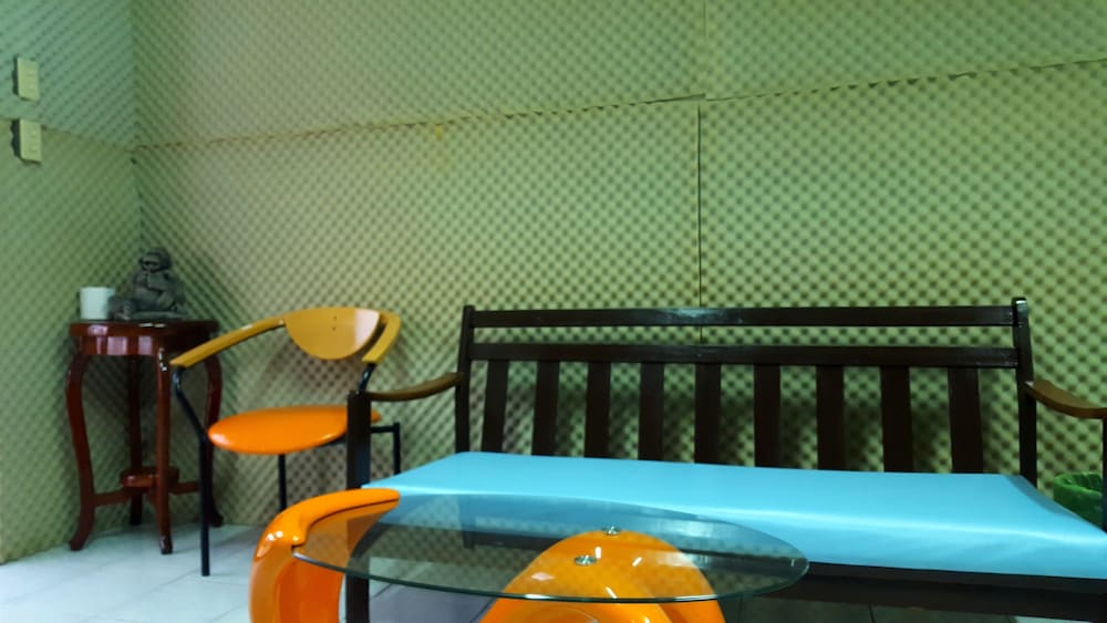 Super Hostel