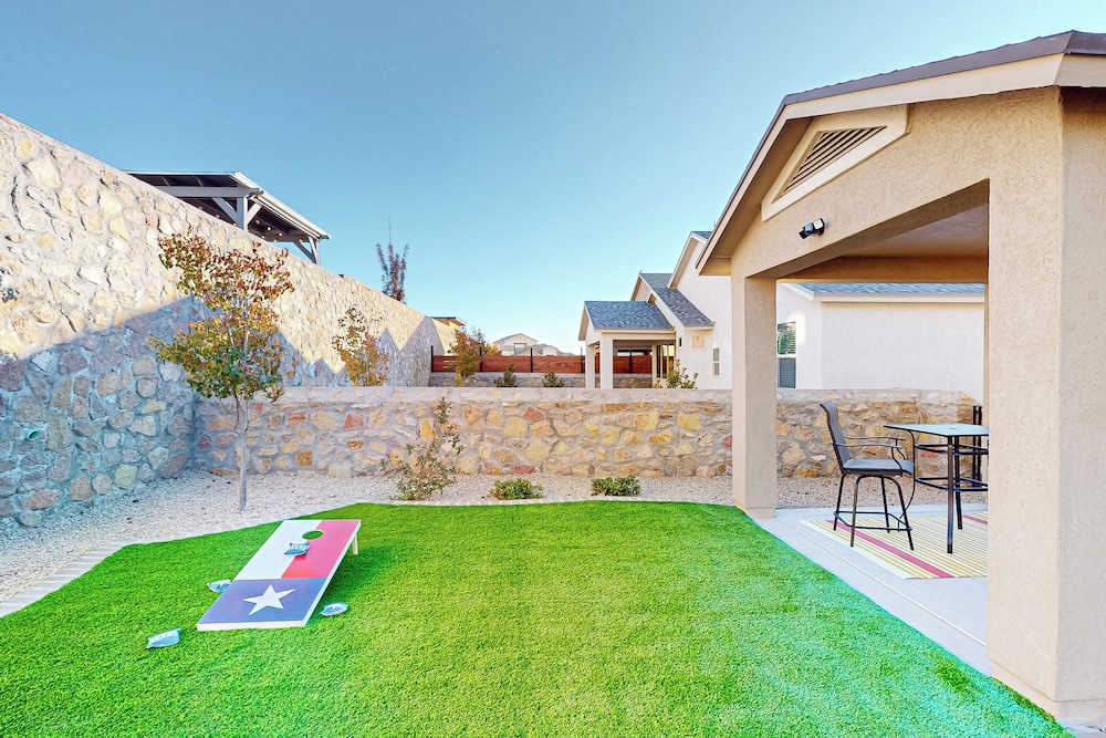 4BR w/ Private Yard, Outdoor Games, Grill, & W & D