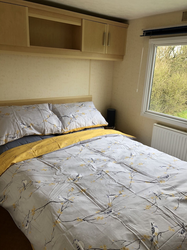 Captivating 2-bed Static Caravan in Holyhead view 5